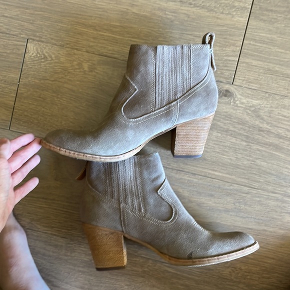 Dolce Vita tan suede boots - Picture 3 of 6